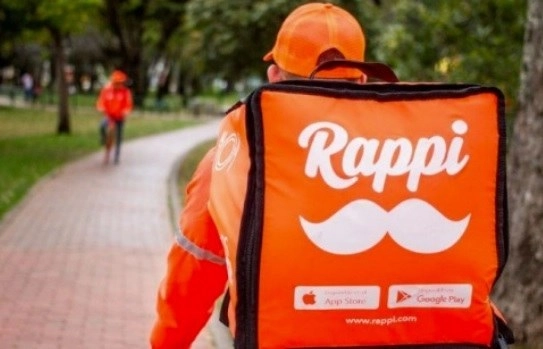 En Colombia, repartidores de Rappi iniciaron una huelga para exigir mejores condiciones. Foto Notimex / Archivo