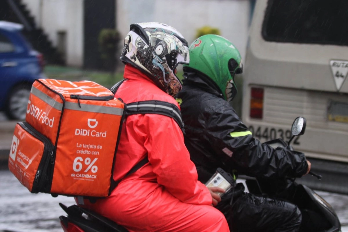 Repartidores por aplicación lamentaron la decisión de los magistrados para avalar el impuesto del 2% por “aprovechamiento” de la infraestructura de la CDMX. Foto 

