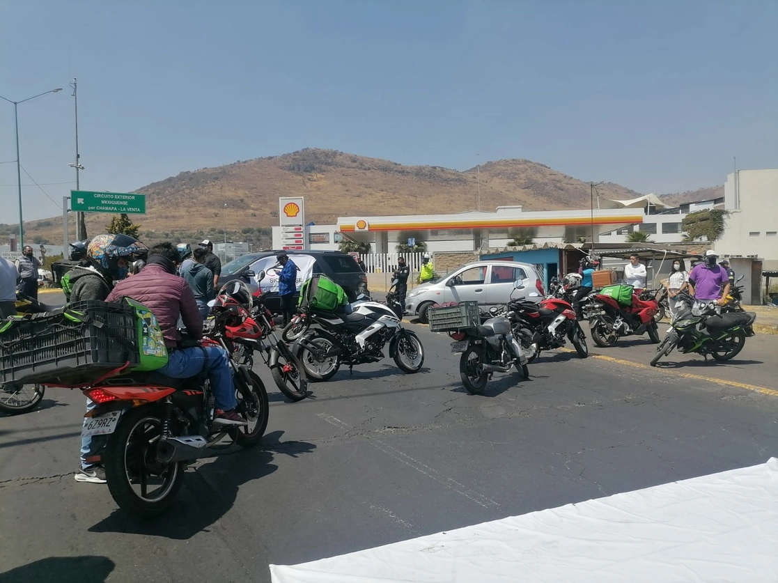 Los repartidores bloquearon algunas avenidas cercanas a Plaza Galerías en Atizapán, Estado de México. Foto La Jornada