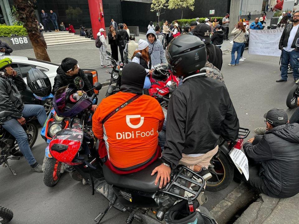 Repartidores de alimentos protestan al exterior de la STPS contra la entrada en vigor de la reforma legal para plataformas digitales, en la Ciudad de México, el 18 de junio de 2025.