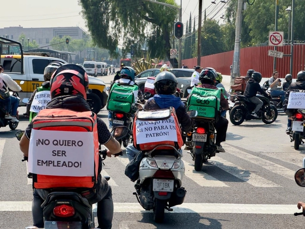 Integrantes de diversas organizaciones de repartidores realizan una movilización en demanda de aclaraciones a la iniciativa laboral en materia de trabajadores vía app, del Parque Lecumberri a la Cámara de Diputados, en la Ciudad de México, el 30 de octubre de 2024. Foto Roberto García Ortiz 