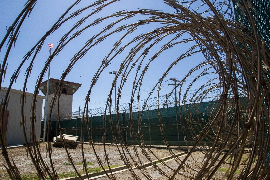 Las autoridades de EU liberaron a un hombre de origen keniano que estuvo en Guantánamo durante 17 años sin cargos en su contra. Foto Ap / Archivo