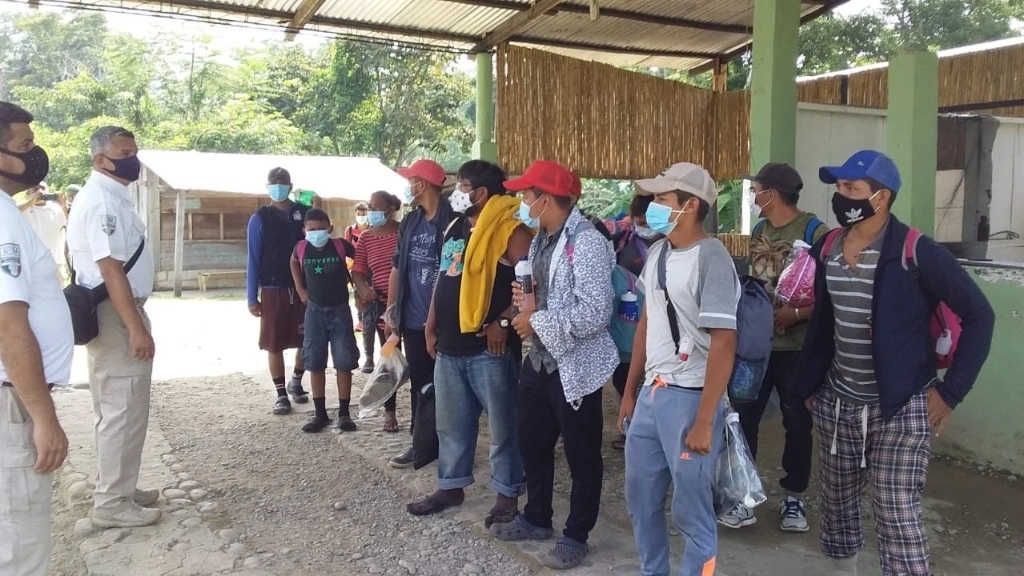 Migrantes hondureños en el punto de revisión en Puente Ixcán. Foto Cortesía INM