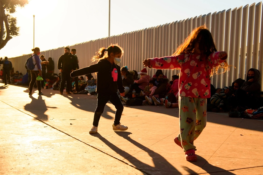 Menores migrantes juegan en la garita de El Chaparral, en Tijuana, Baja California. Foto Afp / Archivo