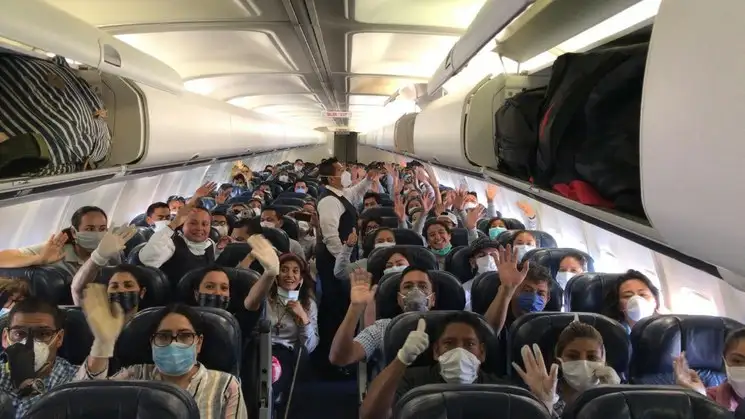 Los 129 mexicanos repatriados volaron en un chárter. Foto Cortesía SRE
