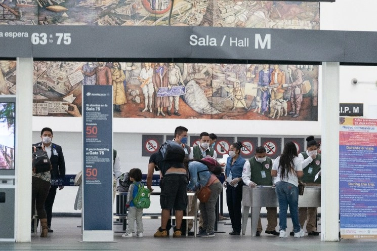 Personal del AICM durante una revisión a pasajeros en una de sus salas. Foto Pablo Ramos