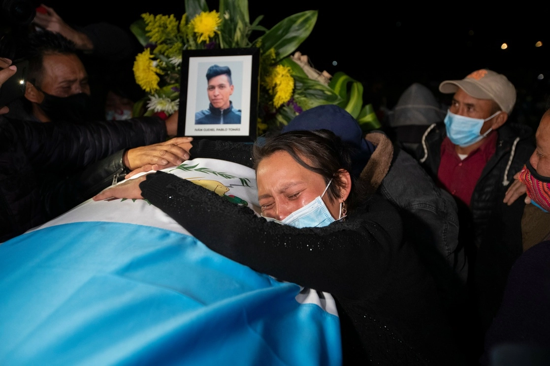 En la imagen, familiares lloran sobre el féretro de Iván Pablo Tomás en el estadio de futbol de Comitancillo, Guatemala. Foto Ap