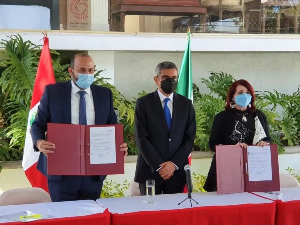 La directora de la FIL Guadalajara, Marisol Schulz; el rector de la Universidad de Guadalajara, Ricardo Villanueva y el ministro de Relaciones Exteriores peruano, Mario López, durante la  firma del acta que oficializa el intercambio cultural, en la embajada de Perú en Ciudad de México. Foto tomada del Twitter de @rvillanueval