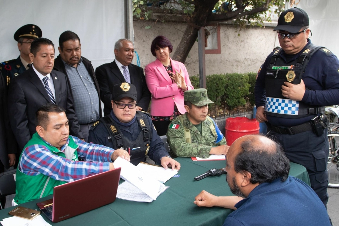 Un módulo del programa "Sí al desarme, sí a la paz"  en el atrio de la Parroquia San Gabriel Arcángel, en la alcaldía Miguel Hidalgo, el 11 de marzo de 2020. Foto Cuartoscuro