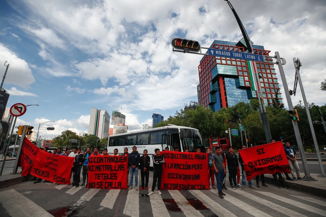 Normalistas de la Escuela Normal Rural “Carmen Serdán”, localizada en el Municipio de Teteles, Puebla, bloquean el cruce de Paseo de la Reforma e Insurgentes. Foto Víctor Camacho