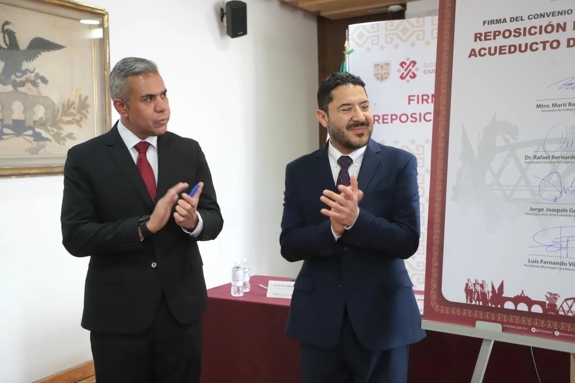 El secretario general de Gobierno de la Ciudad de México, Martí Batres Guadarrama, y el alcalde de Ecatepec, Fernando Vilchis Contreras, en la firma del acuerdo. Foto La Jornada