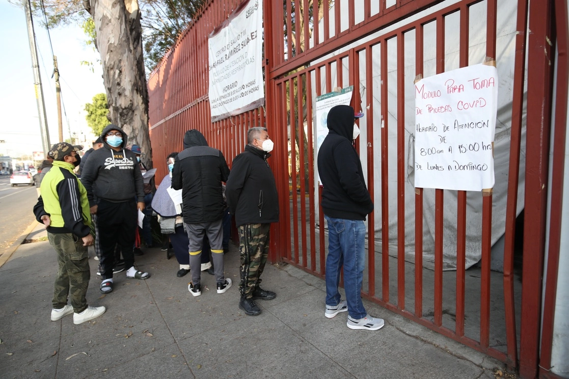 En la CDMX continúan las largas filas en los centros de salud para hacerse la prueba de detección de Covid-19. Foto Yazmín Ortega Cortés