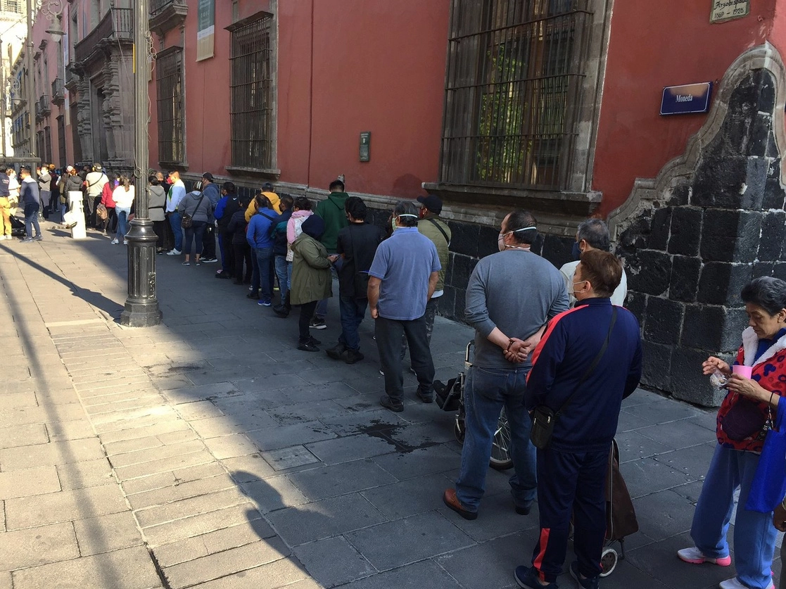 Ciudadanos realizan una fila para participar en la consulta de revocación de mandato e ingresar a emitir su voto en la casilla 4748, ubicada en la calle de Moneda, en el Centro Histórico, en la Ciudad de México. Foto Cristina Rodríguez 