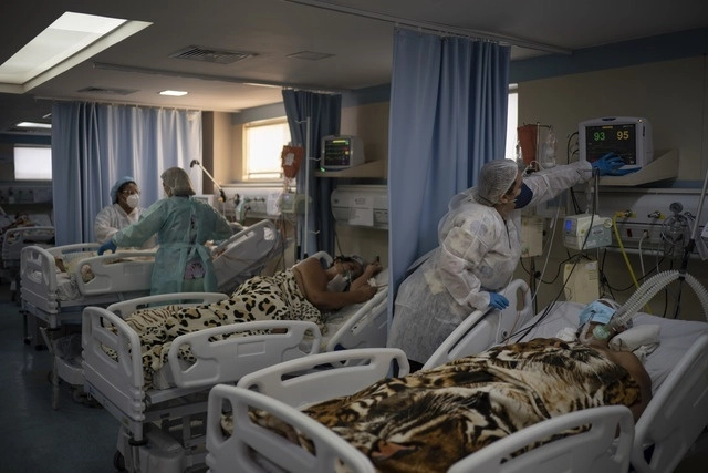 El número acumulado de casos de covid-19 en Brasil es de 34 millones 368 mil 909. Foto Ap / Archivo