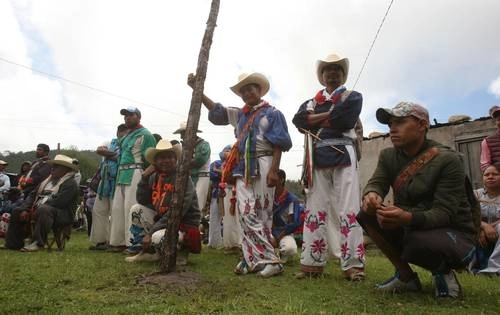 Habitantes de comunidades wixarika al norte del estado de Jalisco. Foto Arturo Campos Cedillo / Archivo