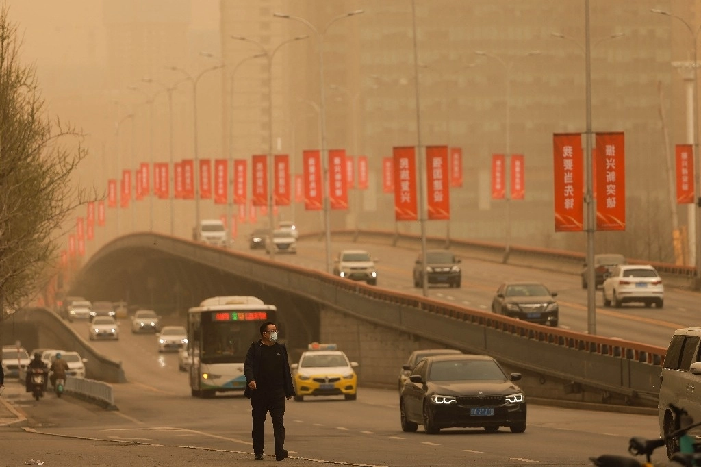 Durante una tormenta de arena hoy en Shenyang, China. Foto Afp