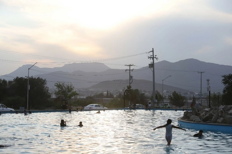 Niños y adultos se refrescan en la fuente de la alameda de Coahuila debido a las altas temperaturas. Foto Cuartoscuro