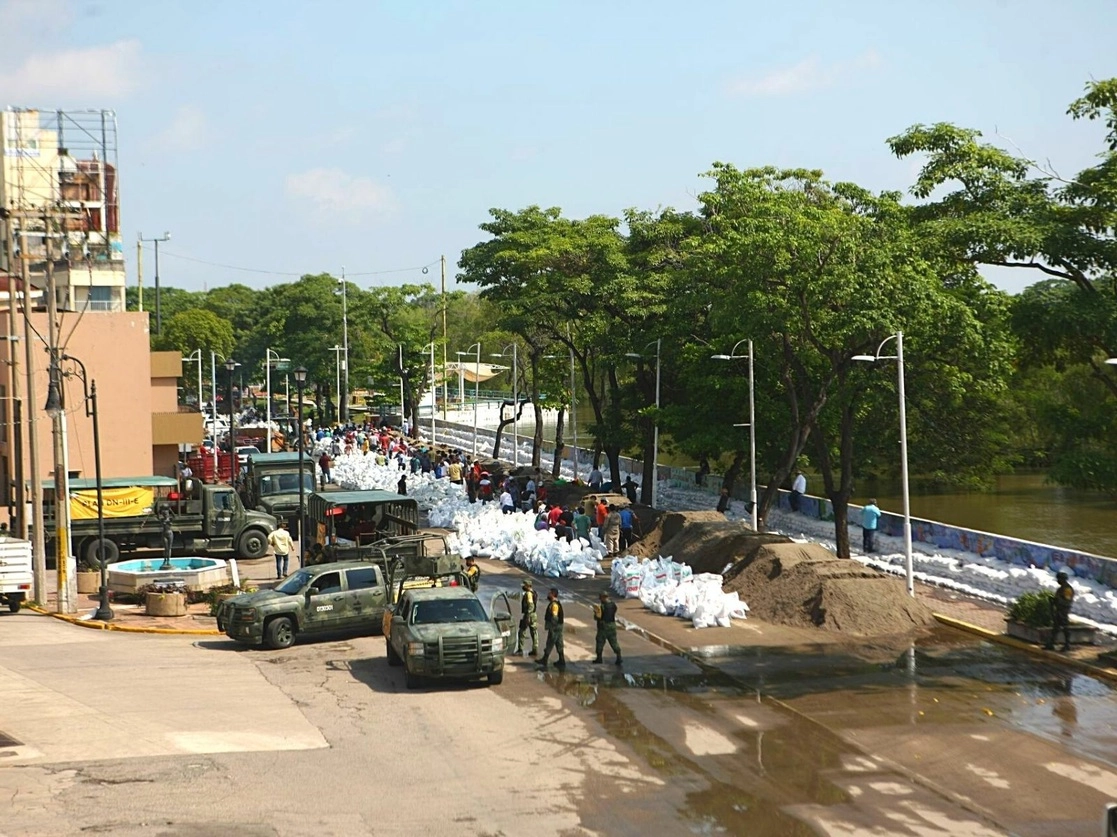 Elementos del Ejército y policías estatales reforzaron con costales de arena las orillas del Río Grijalva, a la altura del malecón Carlos A. Madrazo, en Villahermosa, Tabasco, debido a que aumentó su caudal, el 9 de noviembre de 2020. Foto Cuartoscuro