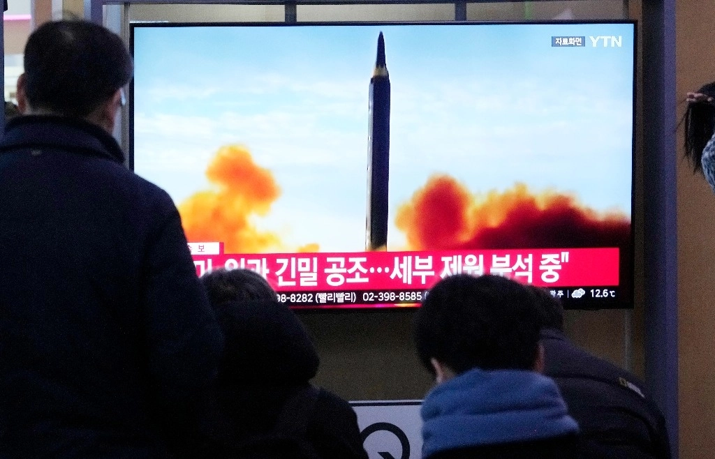 Autoridades de Corea del Sur informaron que el misil balístico fue lanzado desde la costa oriental de Corea del Norte. Foto Ap