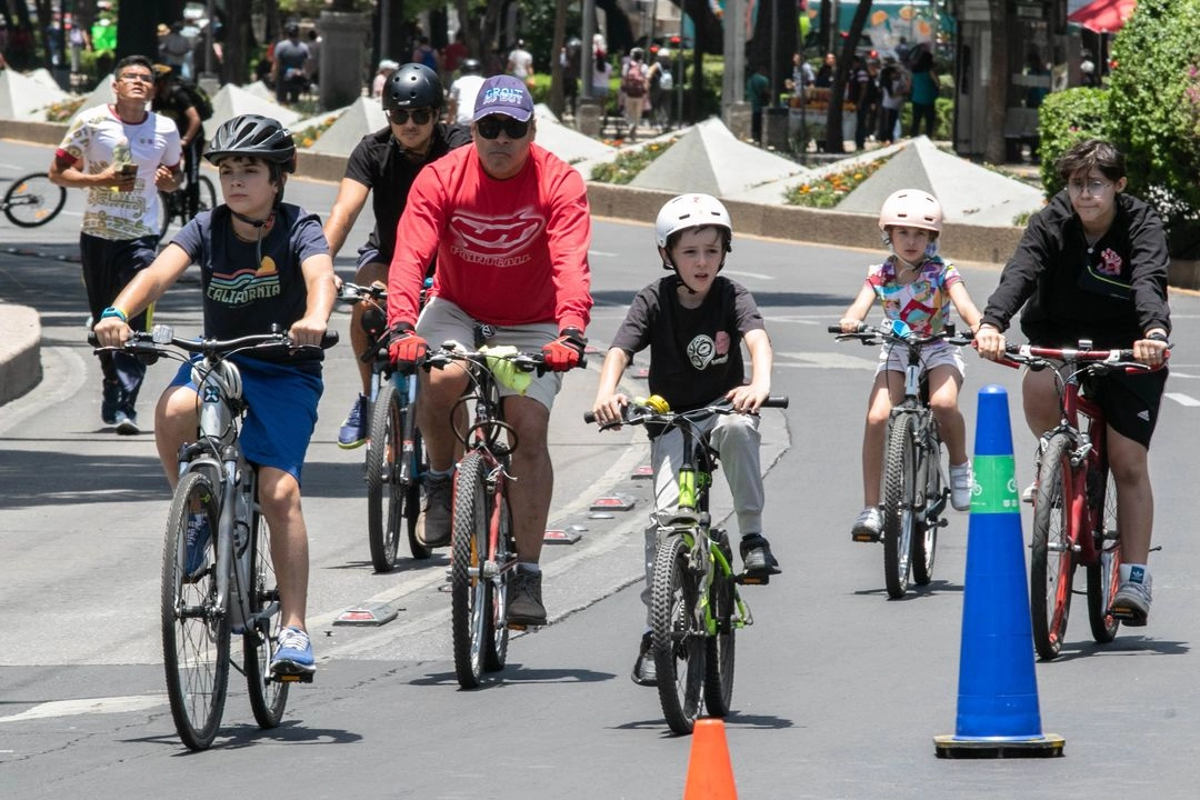 Papás en compañía de sus hijos e hijas celebran el Día de Padre realizando diversas actividades en la Ciudad de México, el 16 de junio de 2025.