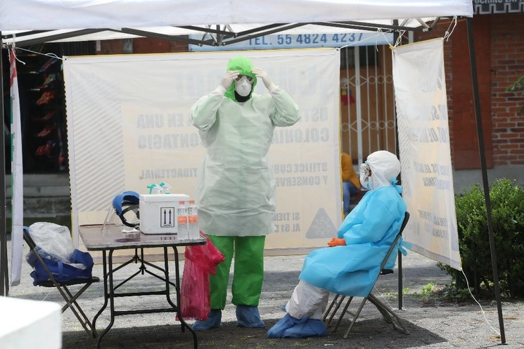 Una brigada de salud realiza pruebas de Covid-19 en un kiosko que instalaron en la plazuela de los Reyes, colonia Los Reyes, Coyoacán, el 9 de septiembre de 2020. Foto Luis Castillo
