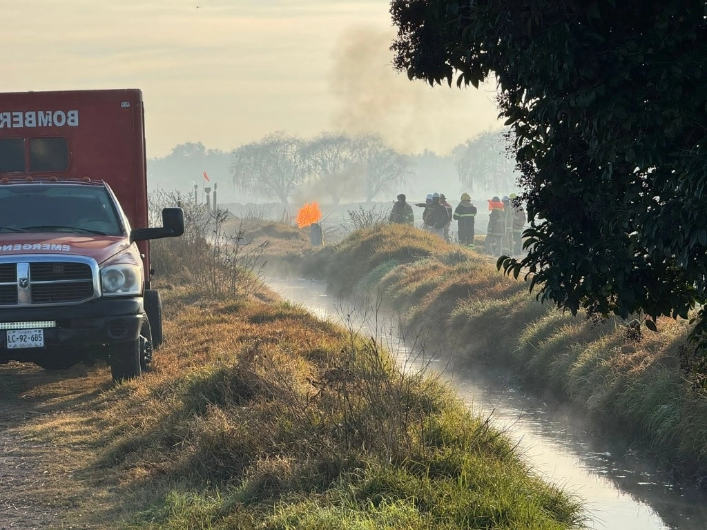 La fuga y el incendio en el ducto de Pemex fue atendida por bomberos municipales, el 4 de enero de 2024. Foto ‘La Jornada’