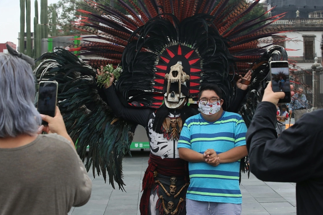 Un joven en el Zócalo capitalino, en imagen de archivo. Foto José Antonio López