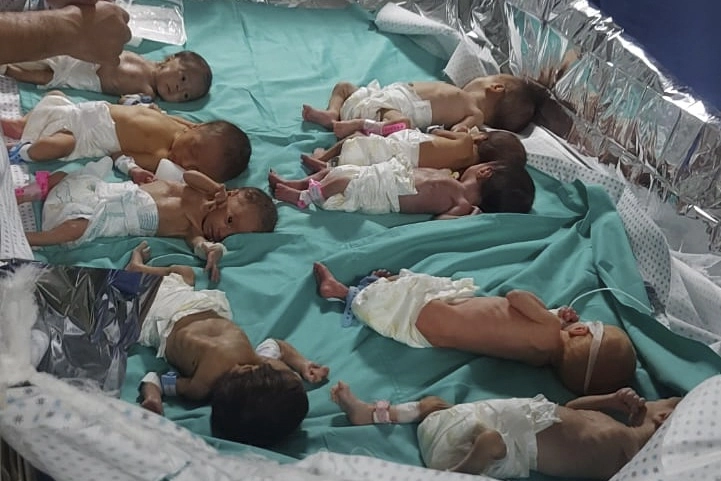 Bebés palestinos nacidos de manera prematura en el hospital Shifa de Gaza, en imagen difundida ayer por el doctor Marawan Abu Saadd. Foto Ap