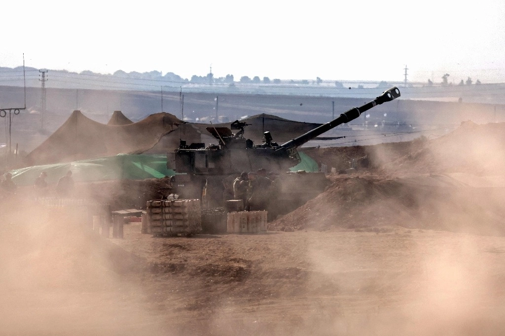 Equipo de artillería se prepara para atacar hacia la Franja de Gaza este lunes. Foto Afp 