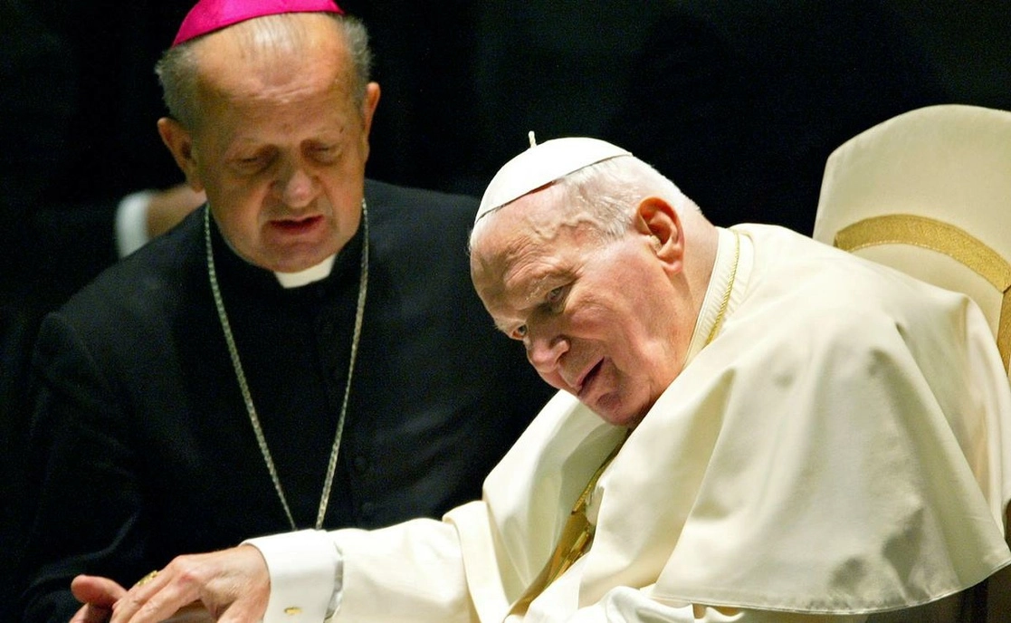 La Santa Sede investiga reportes de negligencia del arzobispo de Cracovia, ahora retirado, el cardenal Stanislaw Dziwisz, quien antes fungió como el secretario personal del fallecido papa san Juan Pablo II. Foto Afp / Archivo 