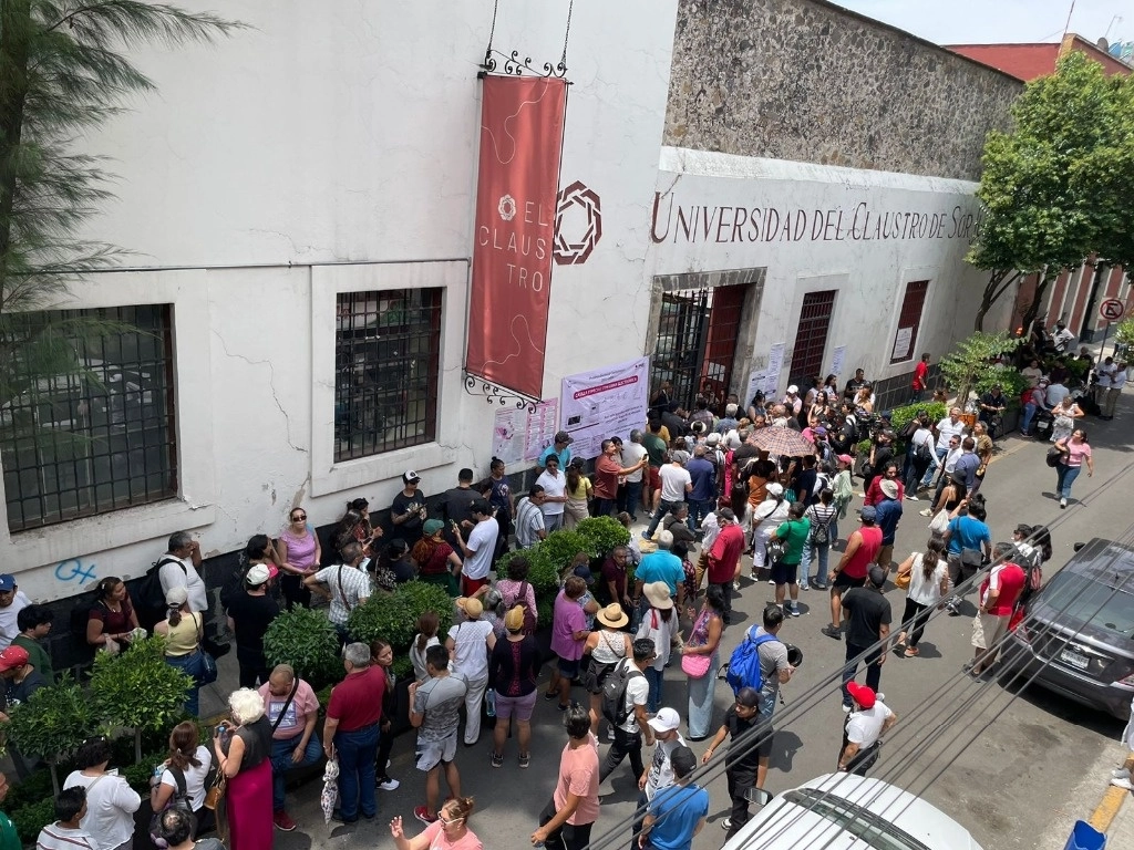 Miles de personas hacen fila para emitir su voto en la casilla especial 4846 S1 ubicada en la calle San Jerónimo 24, en el Centro Histórico de la Ciudad de México, el 2 de junio de 2024. Foto Roberto García Ortiz