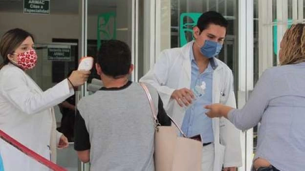 En la entrada de diferentes dependencias de Guadalajara, Jalisco, así como en clínicas del IMSS, se toman medidas preventivas, como medir la temperatura y aplicar gel antibacterial a los ciudadanos para evitar el contagio de Covid-19. Foto Arturo Campos Cedillo