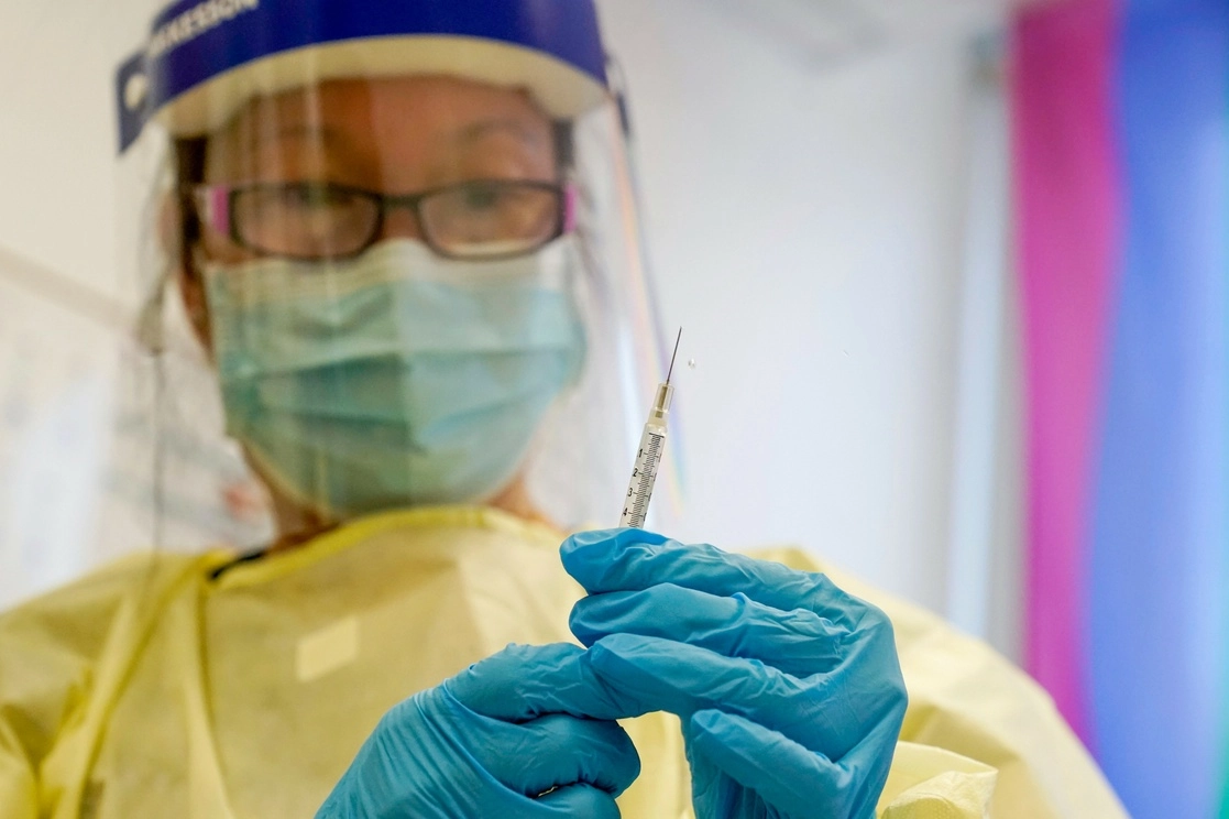 Un asistente médico prepara una jeringa con la vacuna contra la viruela del mono para un paciente en una clínica de Nueva York, el 19 de agosto de 2022. Foto Ap 