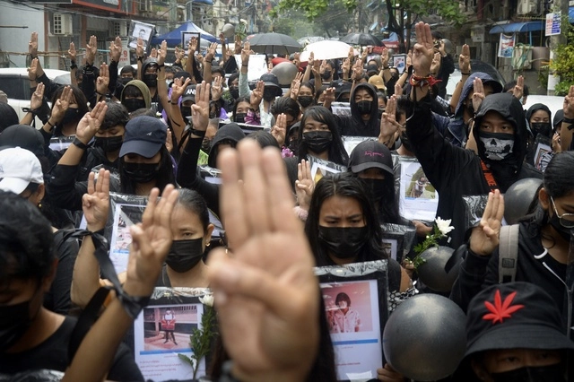 Manifestantes en Myanmar llevan fotos de los asesinados durante las protestas antigolpistas. Foto Ap