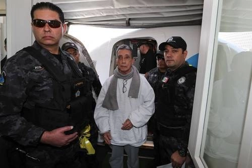 Foto del 18 de enero de 2017, distribuida por la entonces Procuraduría General de la República (PGR), en la que Mario Villanueva Madrid  llega a México tras ser repatriado por Estados Unidos, donde cumplió una condena de seis años, luego de que la sentencia se le redujo por aceptar que durante su mandato en Quintana Roo (1993-1999) recibió dinero del Cártel de Juárez para permitir el trasiego de cocaína en la entidad.