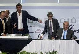 Carlos Slim, dueño de América Móvil, acompañado de Arturo Elías Ayub. Foto Crostina Rodríguez