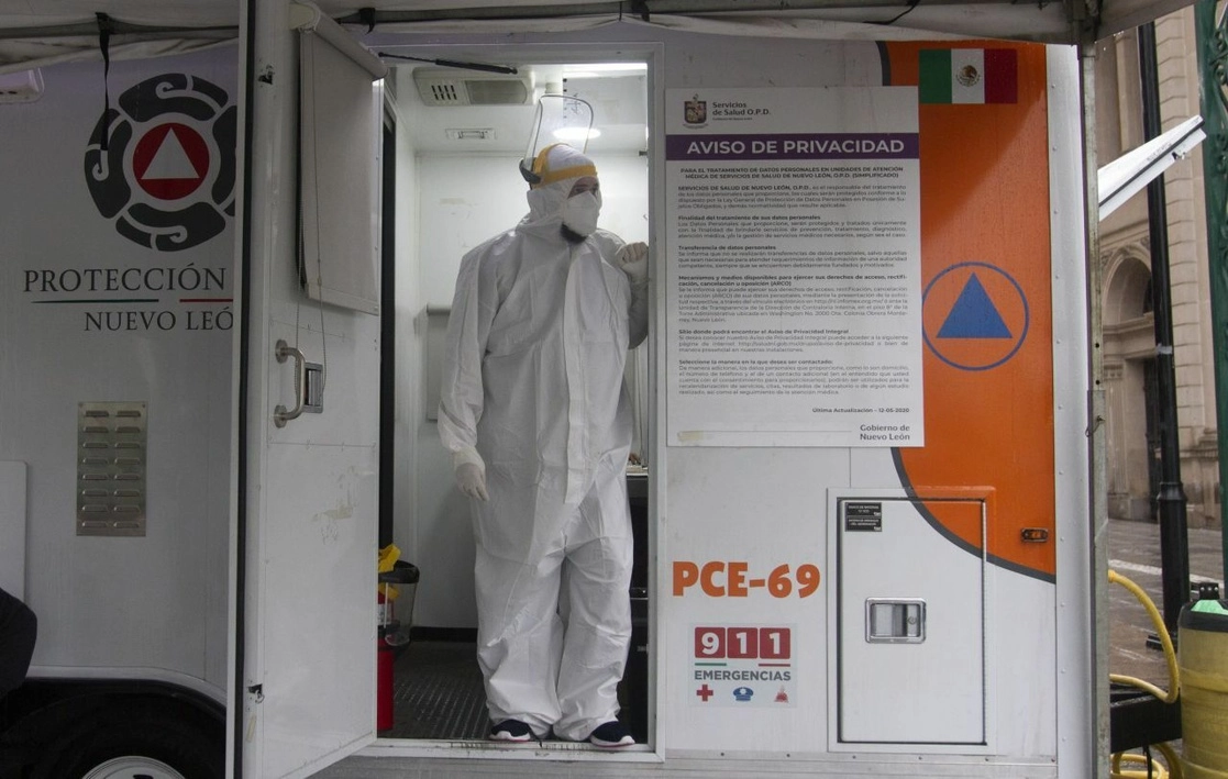 Personal de salud espera por personas para realizarse una prueba para detectar covid-19 en Monterrey, Nuevo León. Foto Cuartoscuro / Archivo