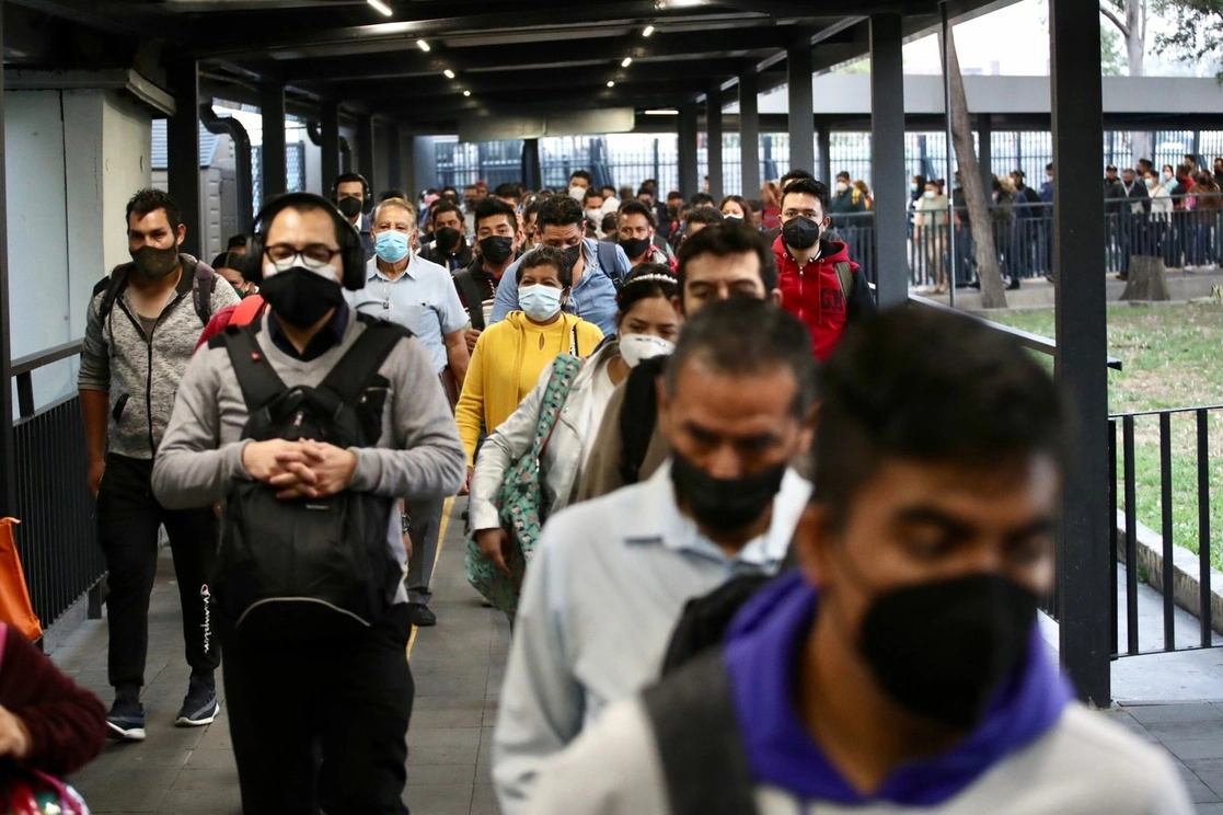 Usuarios del transporte público de la Ciudad de México, el 4 de mayo de 2022. Foto Luis Castillo