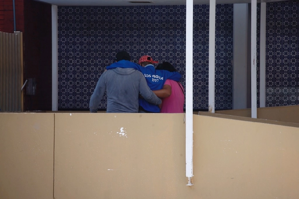 Dos personas ayudan a un enfermo de Covid a ingresar a un hospital. Foto Cristina Rodríguez