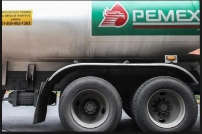 Una pipa de Pemex. Foto La Jornada