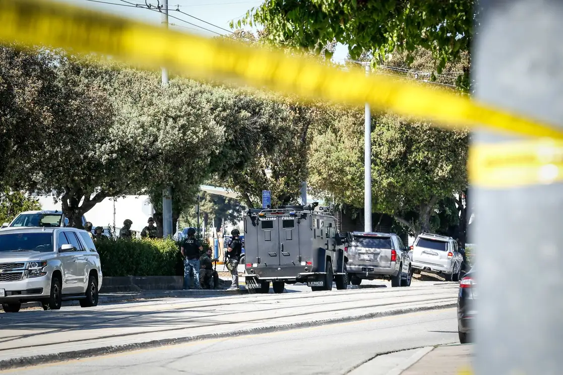 Socorristas se reúnen en la escena de un tiroteo en el San José Railyard en San José, California, donde se informó que varias personas murieron, incluido el tirador, el 26 de mayo de 2021, Foto Afp