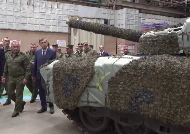 El ministro de Defensa de Rusia, Sergei Shoigu, en una fábrica de carros de combate de Omsk, en Siberia, Rusia. Foto Europa Press