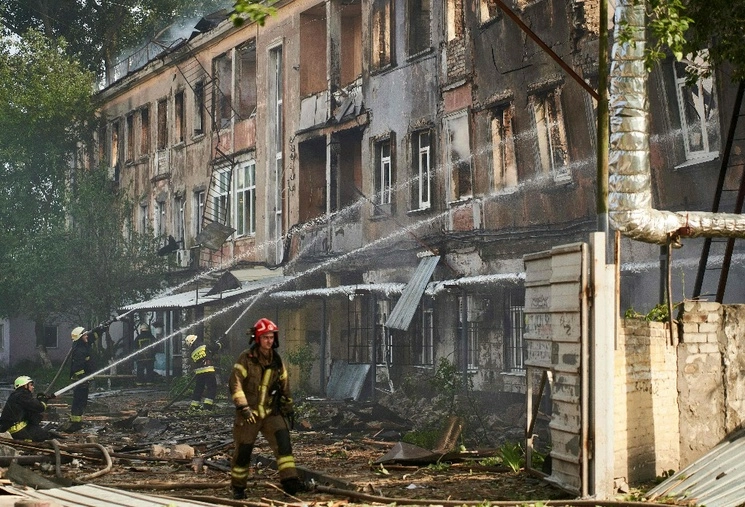 Bomberos extinguen un incendio en un centro médico, destruido por un ataque con misiles, en la ciudad ucrania de Dnipro. Foto Afp  