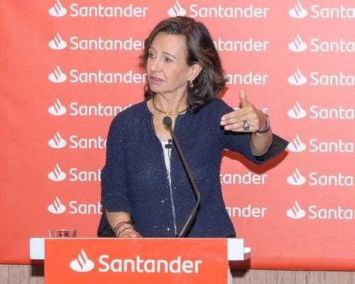 El Banco Santander, el principal de España, anunció una pérdida neta de 11 mil 130 millones de euros en el segundo trimestre. En la imagen de archivo, Ana Botín, presidenta de Santander. Foto cortesía del grupo financiero