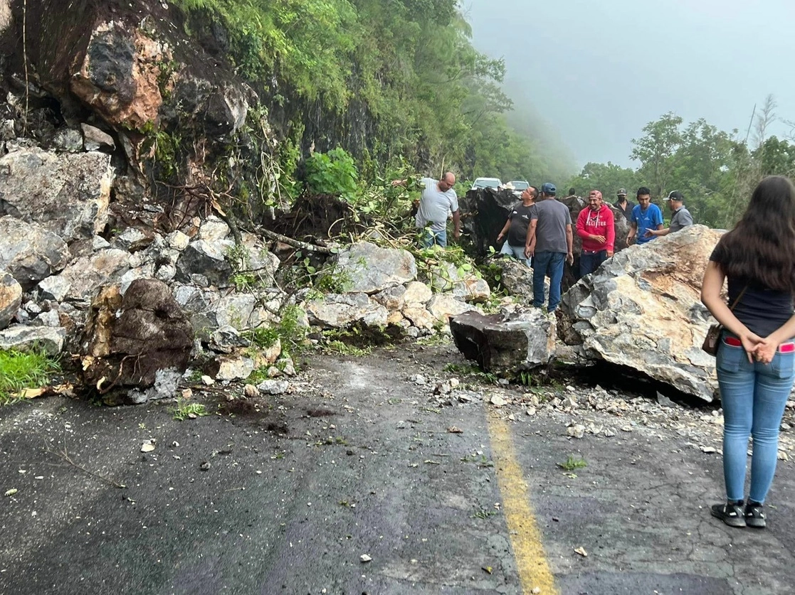 Daños en la carretera que une a los municipios de Coalcomán y Aquila. Foto La Jornada