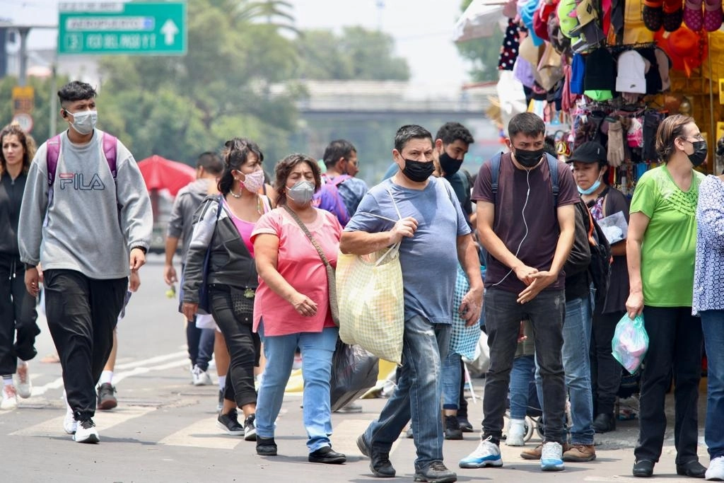 Ante el aumento de contagios del  covid-19, autoridades recomiendan seguir usando el cubrebocas. Foto María Luisa Severiano