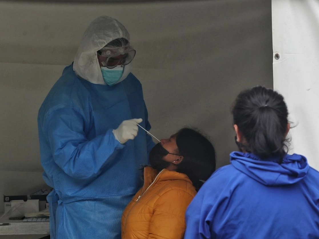 Personal de salud aplica una prueba de Covid-19 en un módulo de la alcaldía Marco Peláez