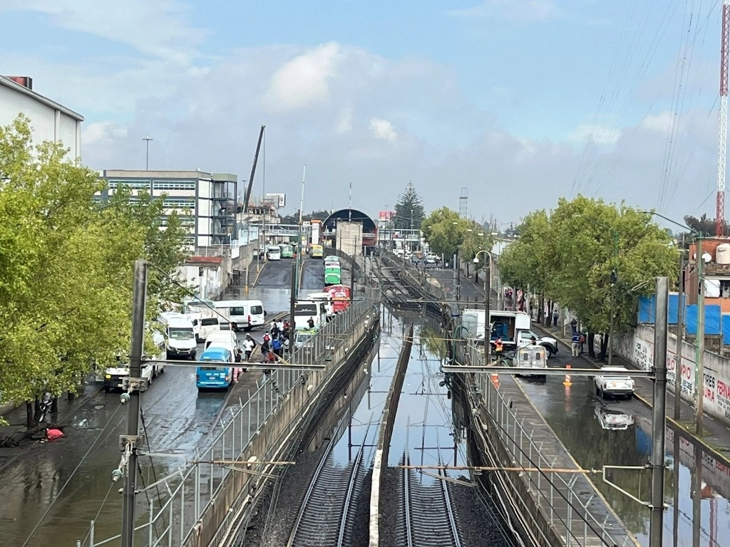 Se suspende el servicio del Metro desde las estaciones Guelatao a La Paz, debido a la inundación de las vías en Santa Martha, en la Ciudad de México, el 27 de junio de 2024. Camiones RTP ofrecen servicio gratuito a los usuarios afectados. Trabajadores de Sacmex laboran en el lugar. Foto Alfredo Domínguez

