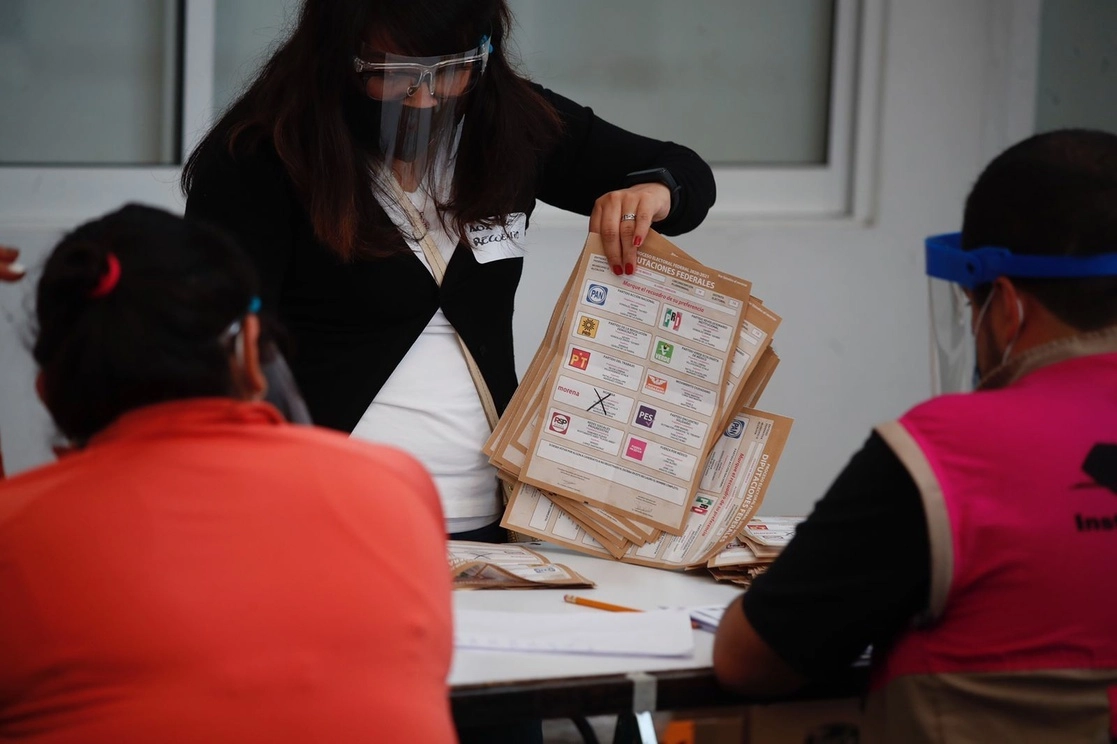 Personal del INE y funcionarios de casilla durante conteo de votos en las pasadas elecciones del 6 de junio. Foto Cristina Rodríguez 