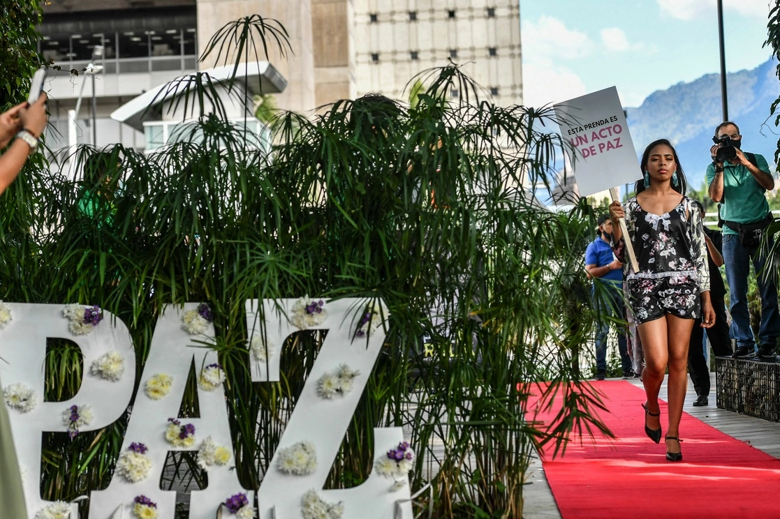 Una modelo durante la PAZ-arela, donde ex guerrilleros de las FARC y víctimas del conflicto mostraron sus colecciones de moda, para apoyar la pacificación del país, en Medellín, Colombia, el 4 de diciembre pasado. Foto Afp 